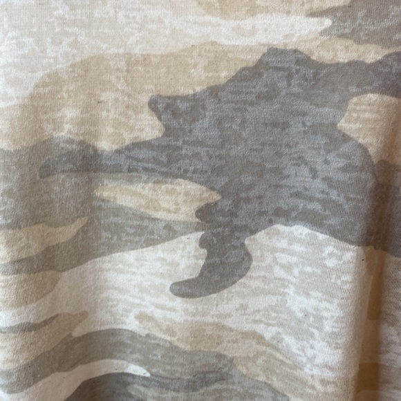 Vince Camuto Tan & Gray Camo Short Sleeved Shirt Size Small in EUC - Picture 2 of 6